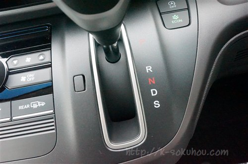 新型フリードのシフトレバー ガソリンとハイブリッドの違いを比較 試乗レビュー速報 軽自動車選び Com