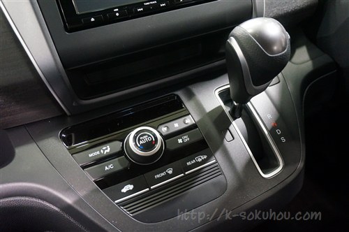 新型フリードのシフトレバー ガソリンとハイブリッドの違いを比較 試乗レビュー速報 軽自動車選び Com