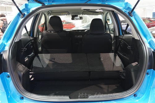 ヴィッツ17の荷室画像レビュー ラゲッジはフルフラットになる 試乗レビュー速報 軽自動車選び Com