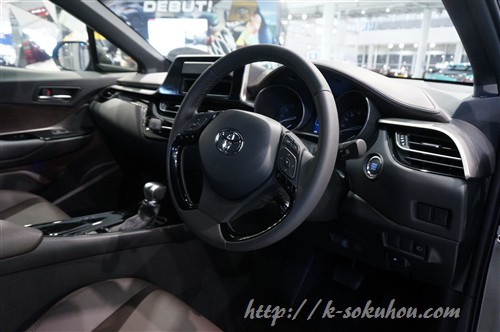 C Hr Chrのインパネ画像レビュー ヴェゼルとの大きな違いとは 試乗レビュー速報 軽自動車選び Com