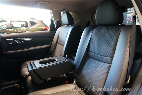 日産 新型エクストレイルの後部座席 アームレストの違いを比較 試乗レビュー速報 軽自動車選び Com